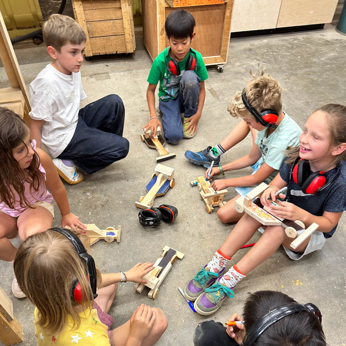 Children building and decorating wooden cars at Buurman Antwerpen